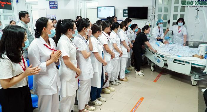 Đồng nghiệp tiễn bà B.H.A lần cuối.