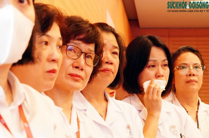 Khoảnh khắc tiễn biệt người đồng nghiệp, tất cả nhân viên y tế tại BVĐK Xanh Pôn không kìm nén được nước mắt tiếc thương. Ảnh: LB