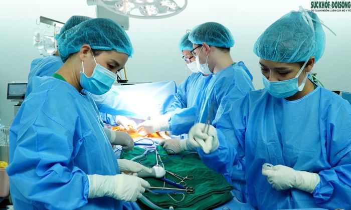 Thông tin mới nhất BVĐK Xanh Pôn cho biết, 2 quả thận của chị B.H.A sẽ được ghép cho người bệnh tại bệnh viện, trong đó 1 thận được ghép cho cháu của người hiến ngay trong tối 24/9. Gan được chuyển tới Bệnh viện Hữu nghị Việt Đức để thực hiện ghép. Ảnh: LB