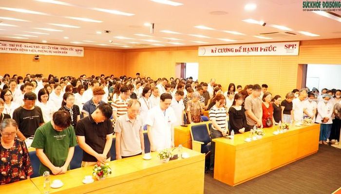 Toàn thể đội ngũ cán bộ, nhân viên y tế BVĐK Xanh Pôn và người thân của nữ nhân viên y tế B.H.A dành một phút mặc niệm, tiễn biệt người thân, người đồng nghiệp. Ảnh: LB