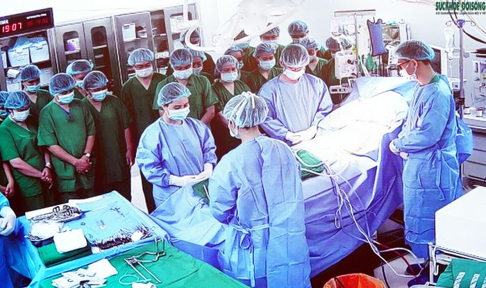 Ê kíp thực hiện ca lấy tạng mặc niệm, tri ân người đồng nghiệp gắn bó hơn 33 năm trong ngành Y tế. Ảnh: LB