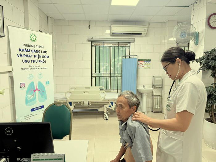 PGS.TS Phạm Cẩm Phương khám sàng lọc cho người bệnh. Ảnh: Thái Bình
