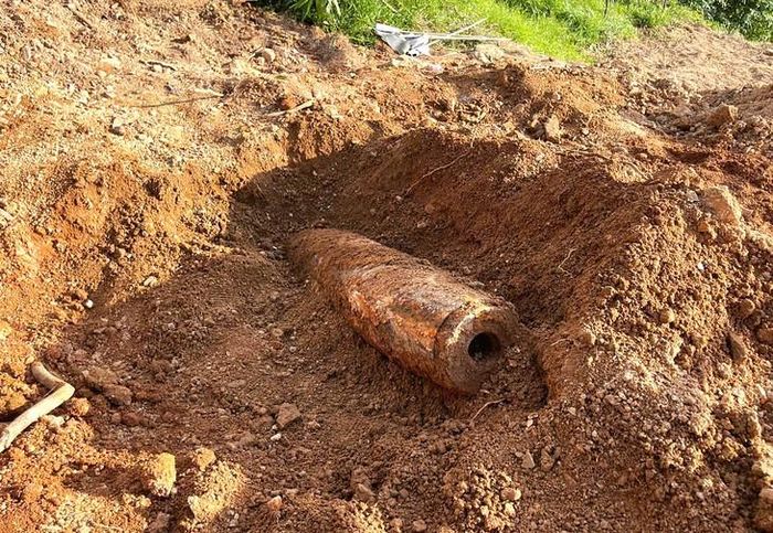 Quả bom được người dân phát hiện. Ảnh: TL.