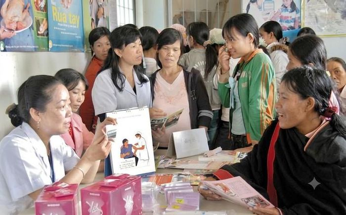 Các cán bộ y tế đang nhiệt tình tư vấn cho phụ nữ dân tộc tại địa phương về các phương pháp tránh thai hiện đại và lợi ích của việc chủ động kế hoạch hóa gia đình. Ảnh: T.L