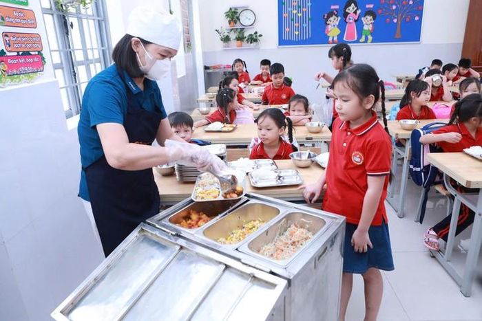 Bữa ăn bán trú của học sinh Hà Nội.