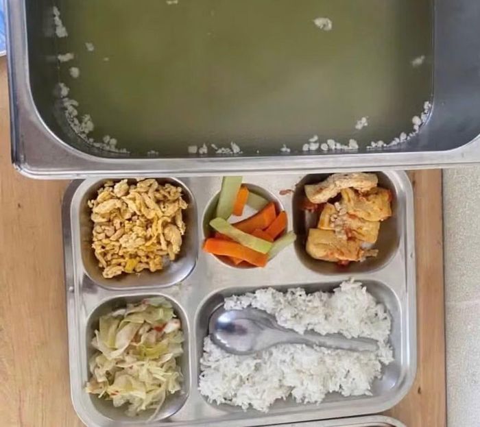 Suất cơm với rau, trứng và 4 miếng đậu phụ của Trường tiểu học Mê Linh, Hà Nội. (Ảnh: Phụ huynh cung cấp cho báo chí)