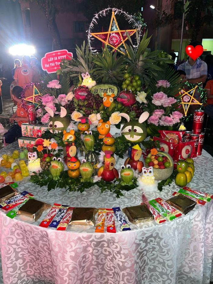 Cả một bàn quà bánh Trung Thu "10 điểm không nhưng". Ảnh: @no_jimlic