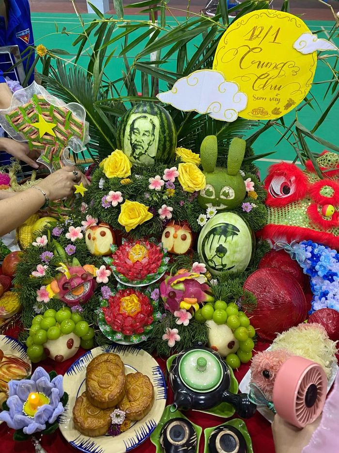Mâm quả Trung Thu hoành tráng. Nguồn: @bongiubongbi0204