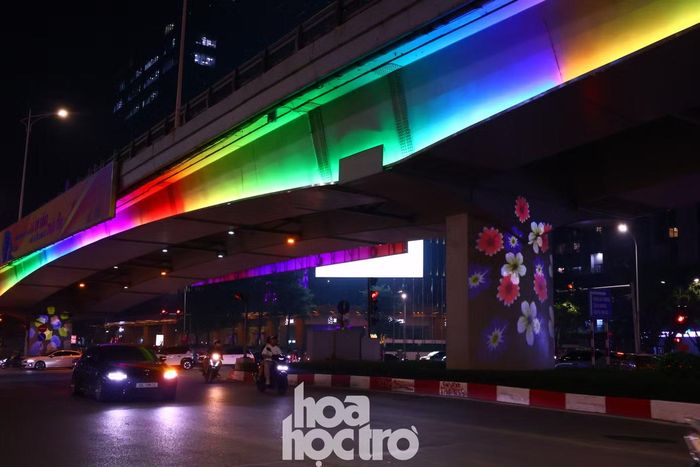 Khu vực dưới chân cầu gần Lotte Center Liễu Giai nổi bật với hiệu ứng hoa ánh sáng nhiều màu sắc. - Ảnh: Hải Anh