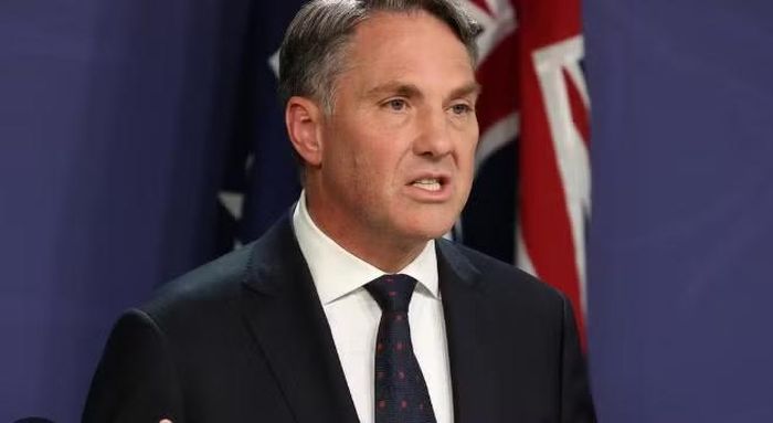 Bộ trưởng Quốc phòng Australia Richard Marles cho biết MC-55A có khả năng giám sát phổ điện từ trên cả đất liền và trên biển.