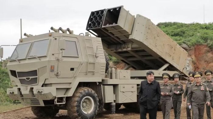 Hồi tháng 6, ông Kim Jong-un thị sát các cuộc thử nghiệm những vũ khí, trong đó có pháo phản lực nâng cấp và tên lửa đạn đạo chiến thuật.