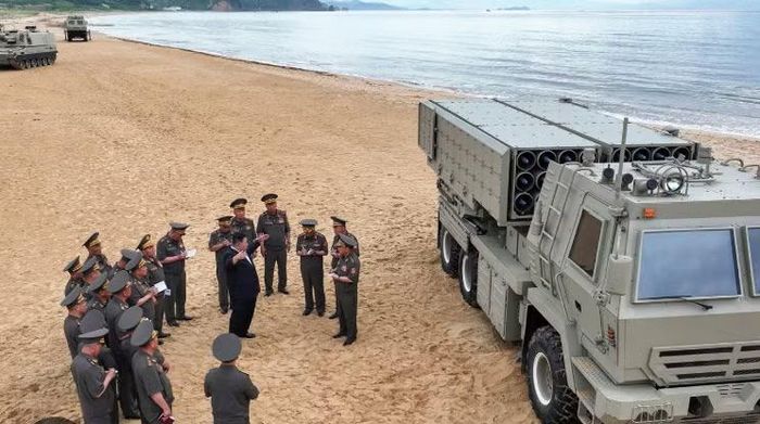 Tầm bắn có thể tăng lên 115 km nếu kết hợp chế độ lượn. KCNA không công bố chi tiết về cơ chế dẫn đường hoặc các thành phần điện tử trên quả đạn.