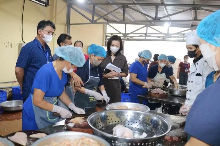 Đoàn kiểm tra liên ngành số 04 kiểm tra đột xuất công tác tổ chức bữa ăn bán trú tại xã Quảng Bị. (Ảnh UBND xã Quảng Bị)