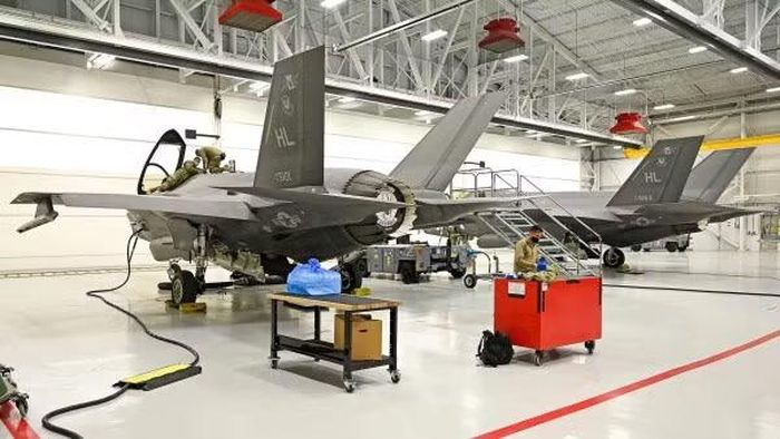 Politico dẫn 2 nguồn tin cho biết trong lô hàng có thể có kính buồng lái F-35. Bộ phận này được phủ một lớp vật liệu giúp giảm phản xạ sóng radar, một thành phần liên quan đến đặc tính tàng hình của máy bay.