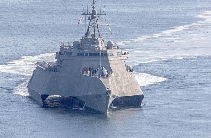 USS Canberra thuộc biến thể Independence của chương trình tàu chiến ven bờ LCS, được thiết kế cho các nhiệm vụ hiện diện phía trước, an ninh hàng hải và kiểm soát biển.