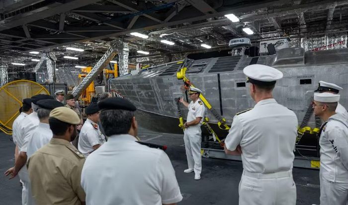 Tàu hoạt động cùng máy bay tuần tra biển P-8A Poseidon của Mỹ, tàu khu trục trực thăng JS Ise của Nhật Bản, các tàu chiến của Ấn Độ, Philippines, Australia, Singapore, Brunei và New Zealand.