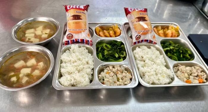 Suất ăn ngày 24-9 tại trường tiểu học Xuân La