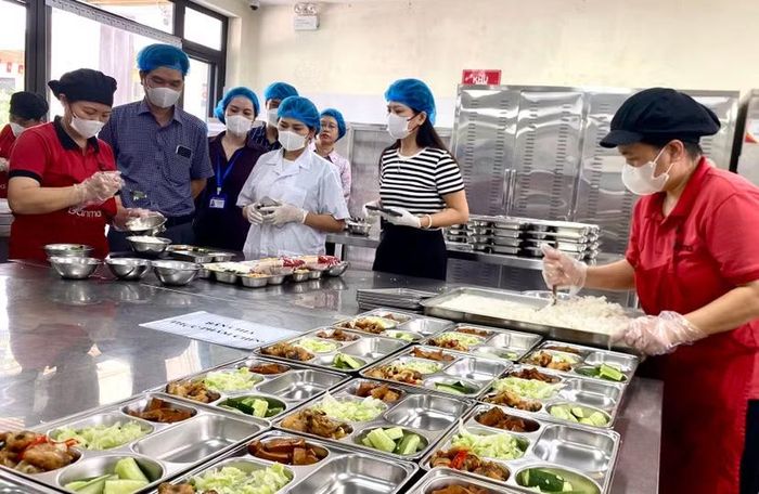 Khâu chia suất ăn sau khi chế biến được yêu cầu đảm bảo định lượng, an toàn thực phẩm.