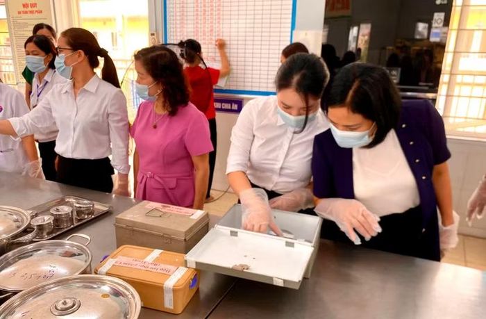 Đoàn kiểm tra liên ngành phường Xuân Đỉnh kiểm tra khâu lưu mẫu suất ăn tại trường MN Xuân Đỉnh phân hiệu 2.