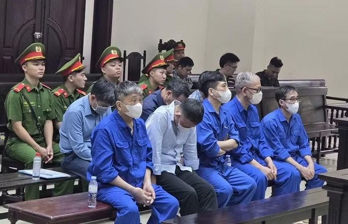 Các bị cáo trong vụ án tại phiên toà phúc thẩm.