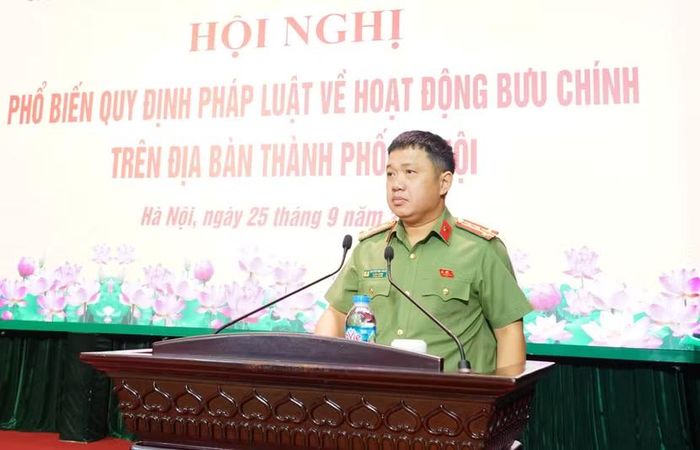 Đại tá Nguyễn Tiến Thắng - Trưởng phòng An ninh chính trị nội bộ CATP Hà Nội truyền đạt chuyên đề