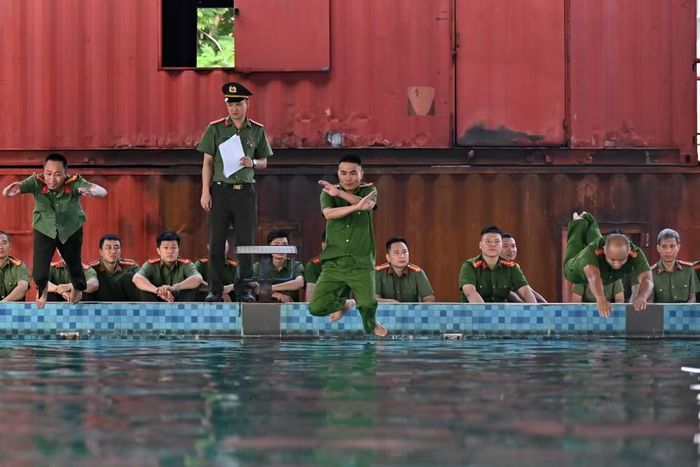 Hiệu lệnh vang lên, học viên thực hiện kỹ thuật nhảy tiếp nước nhanh cứu người. Quá trình huấn luyện không có chỗ cho sự chủ quan hay làm chiếu lệ.