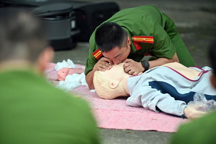 Trong sáng nay, ban tổ chức lớp tập huấn cũng đánh giá kết quả cụ thể với từng cán bộ chiến sĩ với các động tác sơ cứu cơ bản. Mọi kỹ năng sơ cứu này đều được Công an thành phố Hà Nội thiết kế bám sát đặc điểm địa hình sông, hồ, ao, suối của Thủ đô