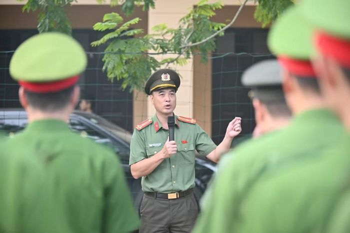 Thượng tá Nguyễn Minh Thành, Phó Trưởng phòng - Phòng Công tác chính trị (CATP Hà Nội) quán triệt chỉ đạo của lãnh đạo Bộ Công an, CATP Hà Nội và các yêu cầu khắt khe với toàn thể lớp tập huấn trước giờ kiểm tra sáng nay 25-9