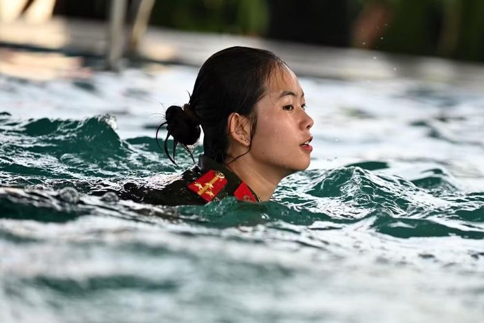 Các nữ cán bộ Công an Thủ đô cũng thể hiện khả năng bơi lội rất tốt