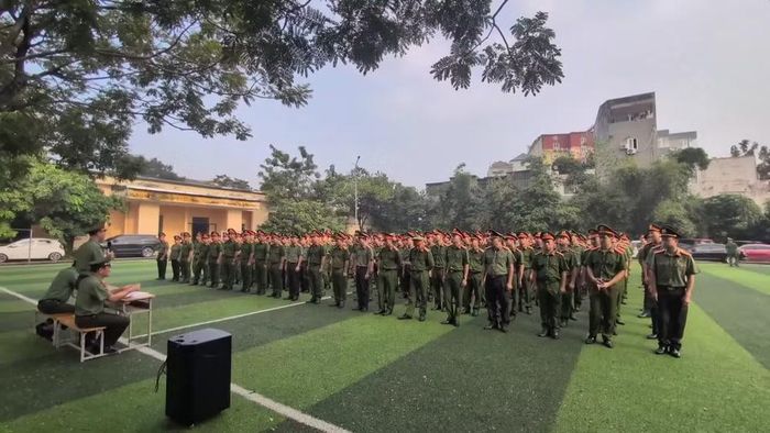 Video hơn 400 cán bộ công an Hà Nội thực hành bơi cứu đuối, giành giật sự sống từ "thủy thần"
