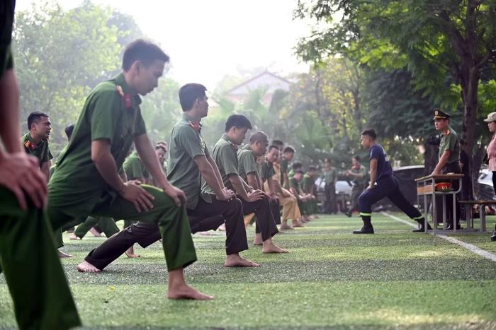 Mồ hôi ướt đẫm lưng áo lực lượng nòng cốt tham gia khóa tập huấn năm 2026. Có 430 học viên chia làm hai đợt rèn luyện, tất cả bắt buộc phải có kỹ năng bơi tự do tối thiểu 100 mét trước khi bước vào các bài học chuyên sâu.