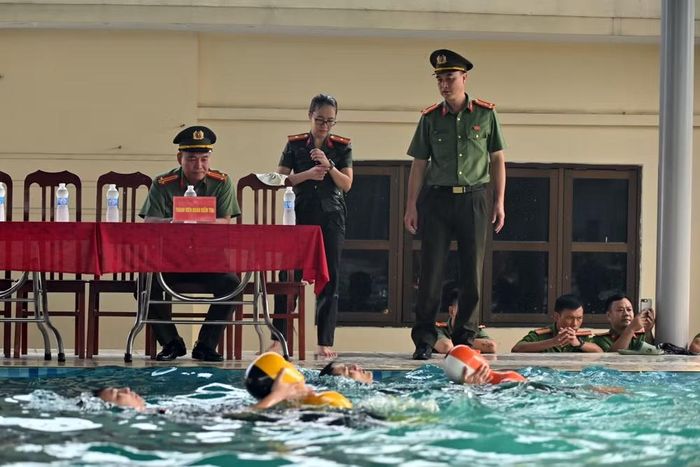 Giảng viên giám sát chặt chẽ phần thi thực hành. Các kỹ thuật bơi, lấy hơi và tiếp cận nạn nhân được đánh giá sát với năng lực thực tế của từng người.
