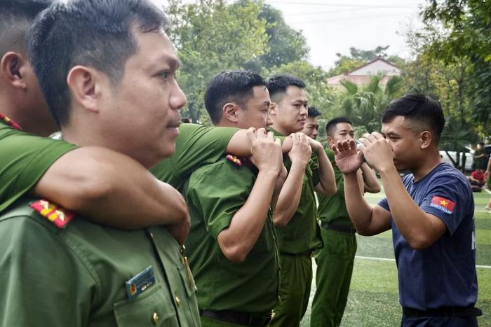 Các chuyên gia đến từ Phòng Cảnh sát PCCC và CNCH - CATP Hà Nội hướng dẫn, kiểm tra lại các động tác gỡ khóa. Khi thực hiện cứu hộ, cán bộ công an phải thành thục các động tác này thì mới cứu người đuối nước an toàn cho cả hai
