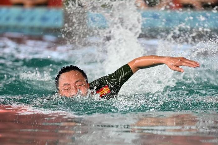 Sải tay vươn dài bứt tốc. Khoảng cách từ bờ đến vị trí người đuối nước luôn là cuộc chạy đua khốc liệt với thời gian.[