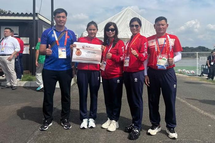 Đại tá Nguyễn Thị Thúy Thanh, Phó Cục trưởng Cục Công tác chính trị Bộ Công an, Phó Chủ tịch kiêm TTK Hiệp hội Thể thao CAND (giữa), đã biểu dương và trao thưởng "nóng" của Hiệp hội Thể thao CAND cho tuyển thủ Diệp Thị Hương sau màn thi đấu ấn tượng