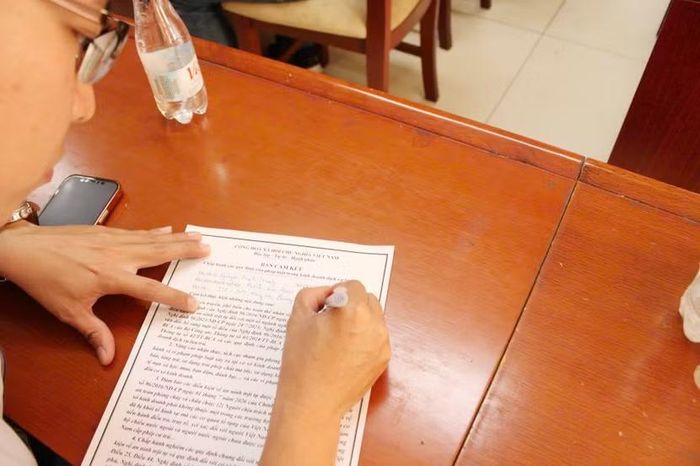 Đại diện cơ sở ký cam kết chấp hành các quy định của pháp luật trong kinh doanh dịch vụ lưu trú