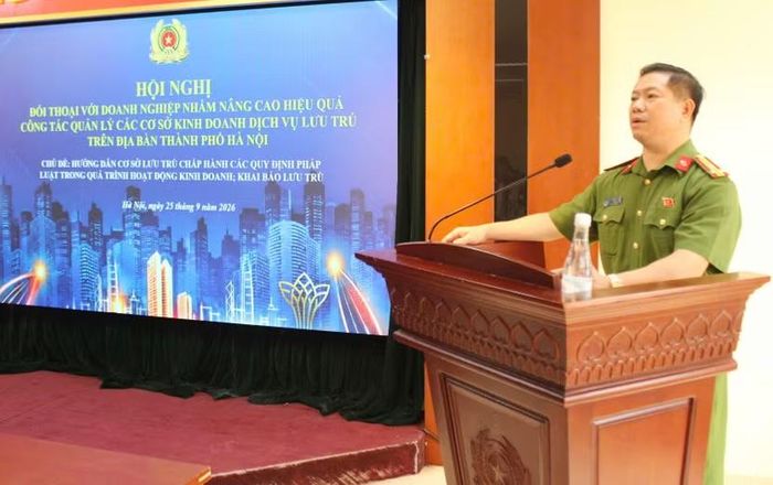 Thượng tá Khuất Hồng Sơn, Phó trưởng Phòng Cảnh sát QLHC về TTXH - CATP Hà Nội phát biểu khai mạc Hội nghị