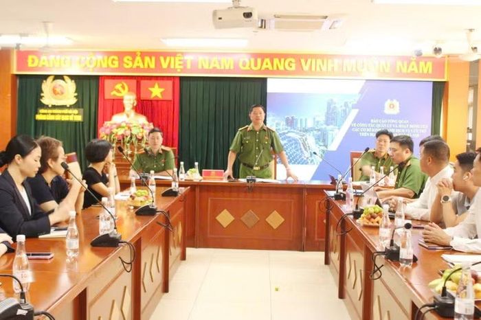 Thượng tá Khuất Hồng Sơn điều hành phần thảo luận