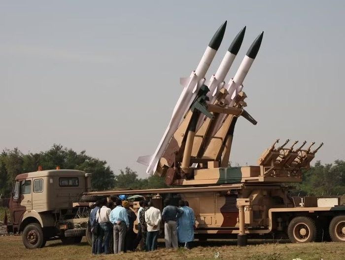 Radar Rajendra có tầm hoạt động 60 km, theo dõi được 64 mục tiêu và dẫn hướng cho 8 tên lửa tấn công cùng lúc, đài radar này có khả năng kháng nhiễu cao; ngoài ra tổ hợp Akash còn bao gồm 1 trạm chỉ huy điều khiển.