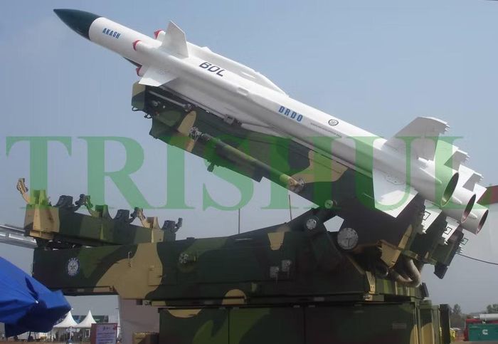 Tên lửa có chiều dài 578 cm, đường kính 35 cm, trọng lượng phóng 720 kg, mang đầu đạn nổ phá mảnh nặng 60 kg; tầm bắn lớn nhất của Akash đạt tới 30 km, trần bay 18 km, vận tốc tối đa Mach 2,5.