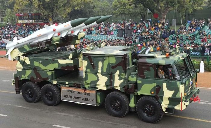 Một tổ hợp Akash bao gồm 4 xe mang phóng, đài radar cùng 24 đạn đánh chặn được chào hàng với giá 30 - 35 triệu USD trên thị trường vũ khí quốc tế.