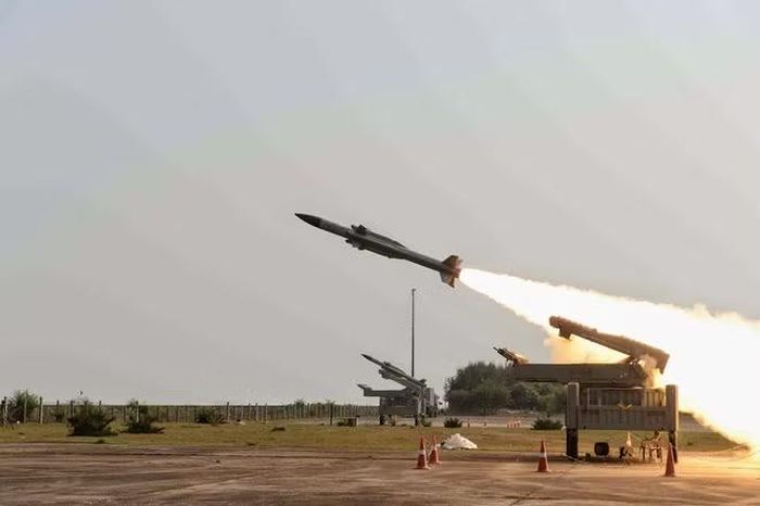 Thông thường từ 2 đến 4 tổ hợp tên lửa phòng không Akash sẽ được liên kết thành một khẩu đội với phạm vi bảo vệ là một ô vuông cạnh (62 x 62) km, trong cấu hình mảng tuyến tính con số này là (98 x 44) km.
