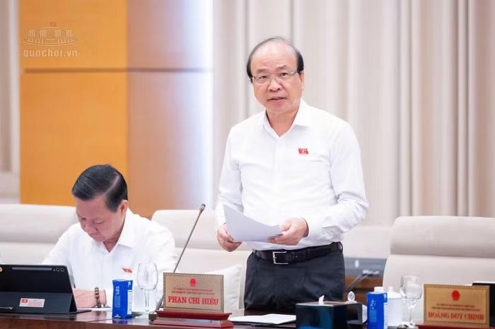 Chủ nhiệm Ủy ban Pháp luật và Tư pháp Phan Chí Hiếu báo cáo (Ảnh: Quốc hội)