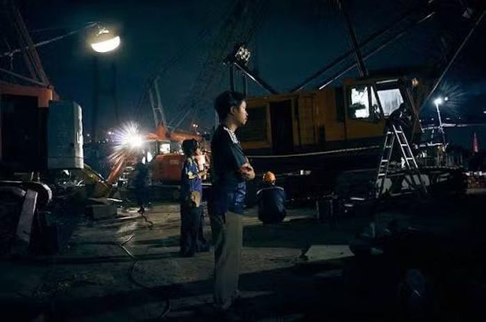 Đạo diễn Lê Hoàng trên trường quay phim ngắn “Lạch cạch” (ảnh: CGV)