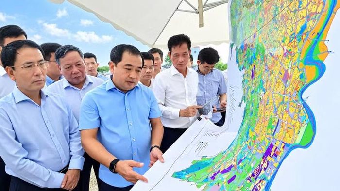 Bí thư Thành ủy Trần Đức Thắng và Đoàn công tác thành phố khảo sát thực địa Khu công nghiệp Khu Cháy và vị trí hoán đổi Khu công nghiệp Hòa Xá (Ảnh: Quang Thái)