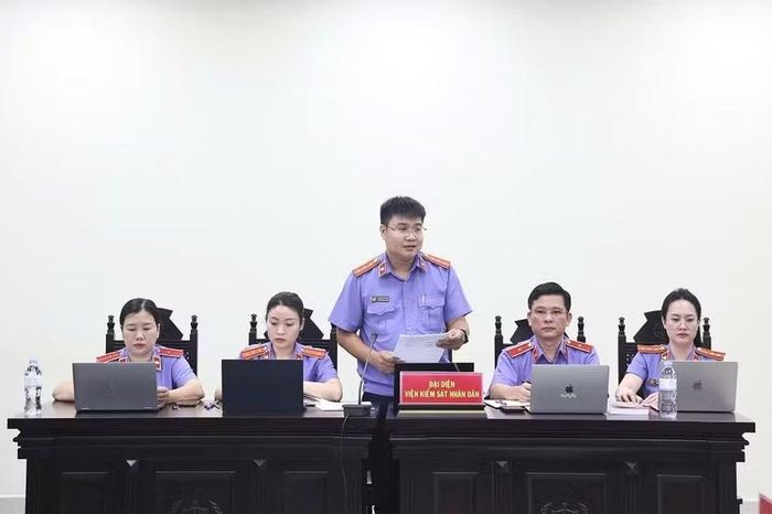 Các kiểm sát viên thực hành quyền công tố tại phiên tòa.