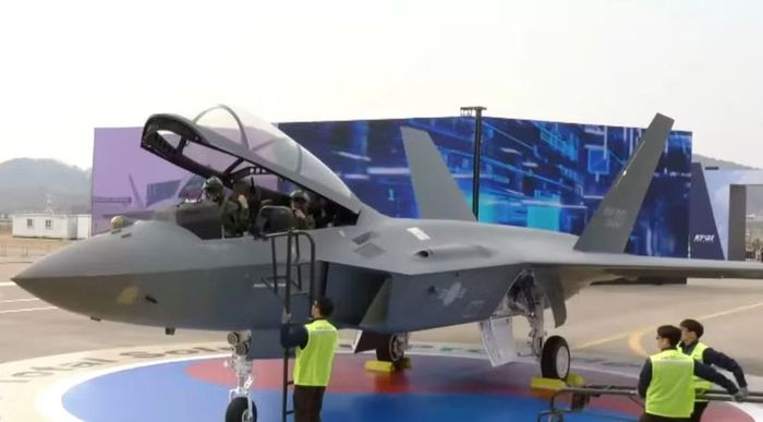 Một cột mốc quan trọng là chương trình Korean Fighter Program, cho phép Hàn Quốc sản xuất tiêm kích F-16 theo giấy phép với tên gọi KF-16.