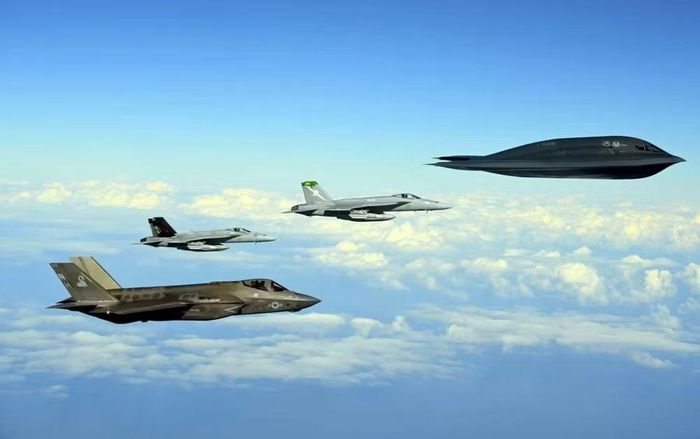 Northrop lựa chọn một thiết kế rất khác B-52 và B-1B. Thay vì thân máy bay truyền thống với đuôi đứng, oanh tạc cơ B-2 sử dụng cấu hình cánh bay.