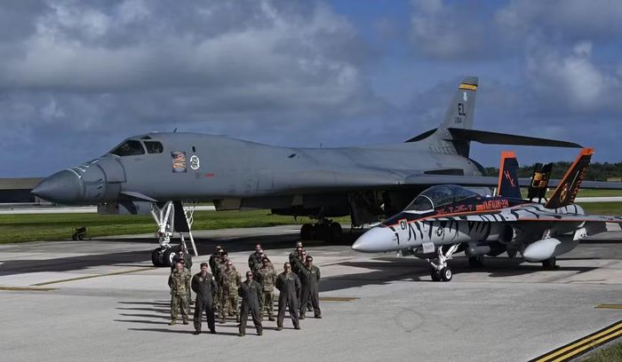 Cùng thời gian đó, B-21 Raider đang trở thành nền tảng tương lai của lực lượng oanh tạc cơ Mỹ. Kế hoạch dài hạn là chuyển từ đội hình gồm B-52H, B-1B và B-2 sang lực lượng chủ lực gồm B-52H được hiện đại hóa và B-21.