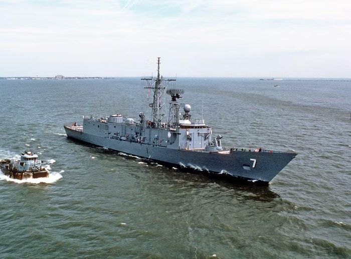 Khinh hạm hạng nặng lớp Oliver Hazard Perry ra đời từ thập niên 1970 với mục đích bảo vệ nhóm tàu đổ bộ, nằm trong biên đội hộ tống tàu sân bay, tuần tra bảo vệ lãnh hải.